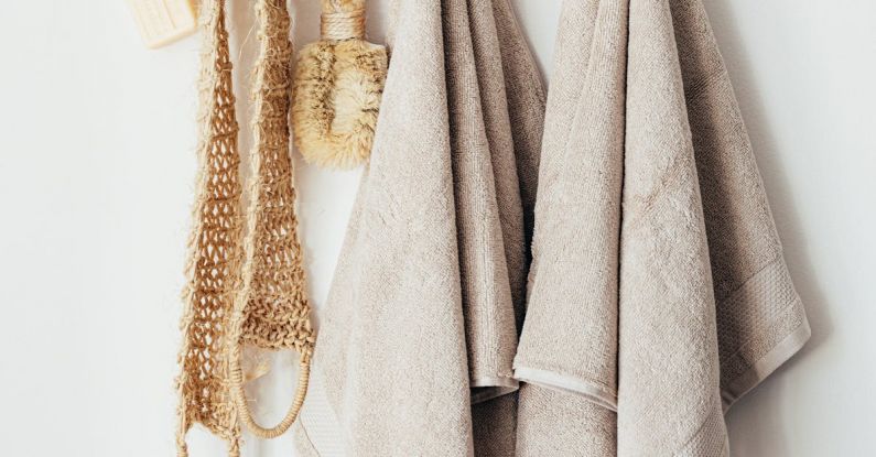 Sustainable Emerging - Set of body care tools with towels on hanger